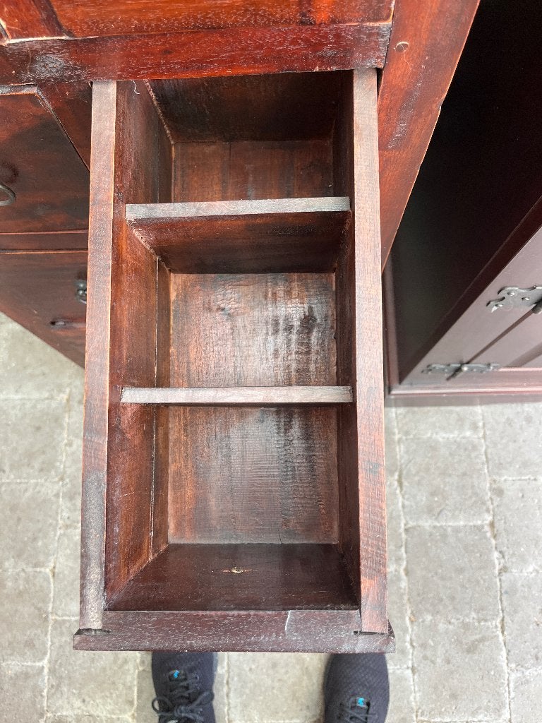 Hoge koloniale lade kast van massief hout, Enlèvement