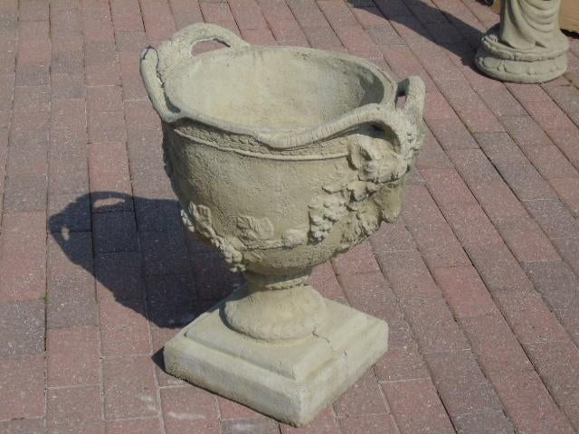 vasque jardinière avec dessins et tête de bélier en pierre, Enlèvement, Neuf