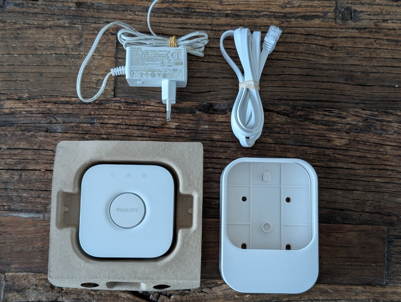 Philips hue bridge + wandhouder, Huis en Inrichting, Lampen | Overige, Ophalen of Verzenden, Philips