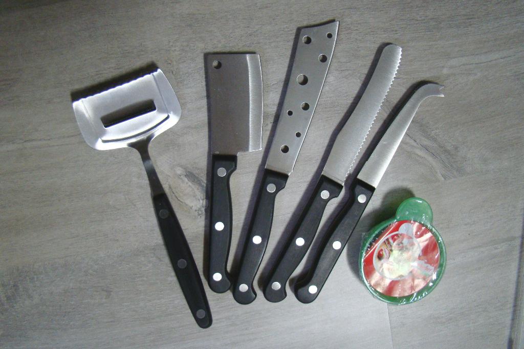 Set de couteaux à fromage + plateau de présentation BabyBel, Enlèvement ou Envoi, Neuf, Inox ou Chrome, Ensemble de couverts