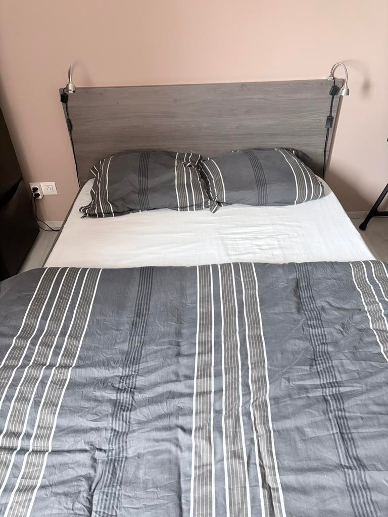 Slaapkamer (bed 140x200, 2 nachtkastjes, commode), Huis en Inrichting, Ophalen, Zo goed als nieuw