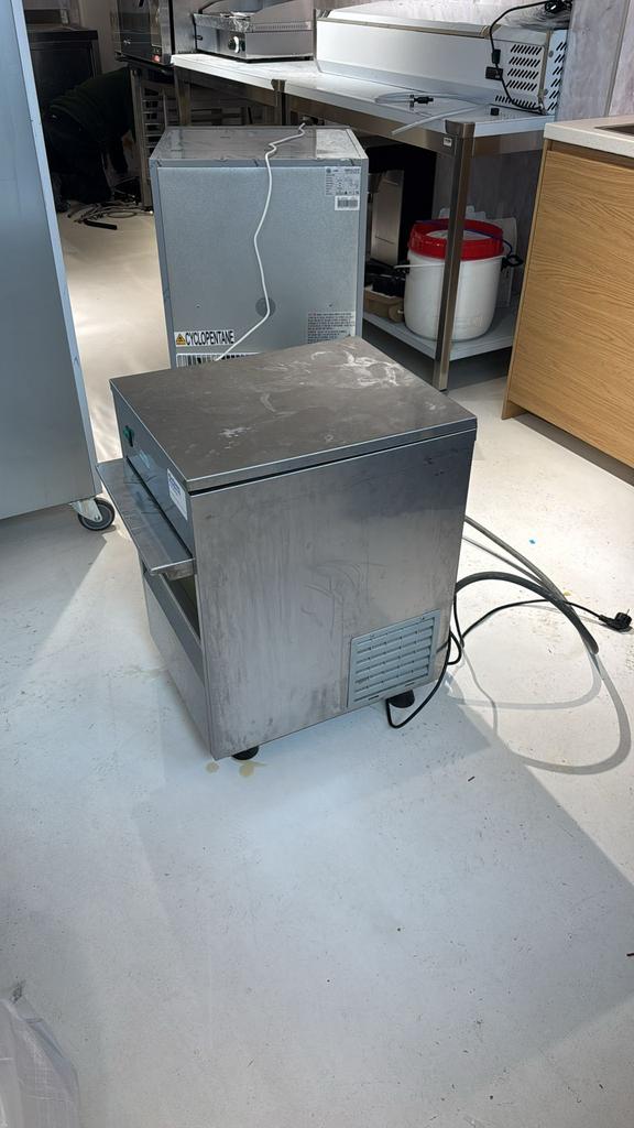 Ijsblokjesmachine, Ophalen