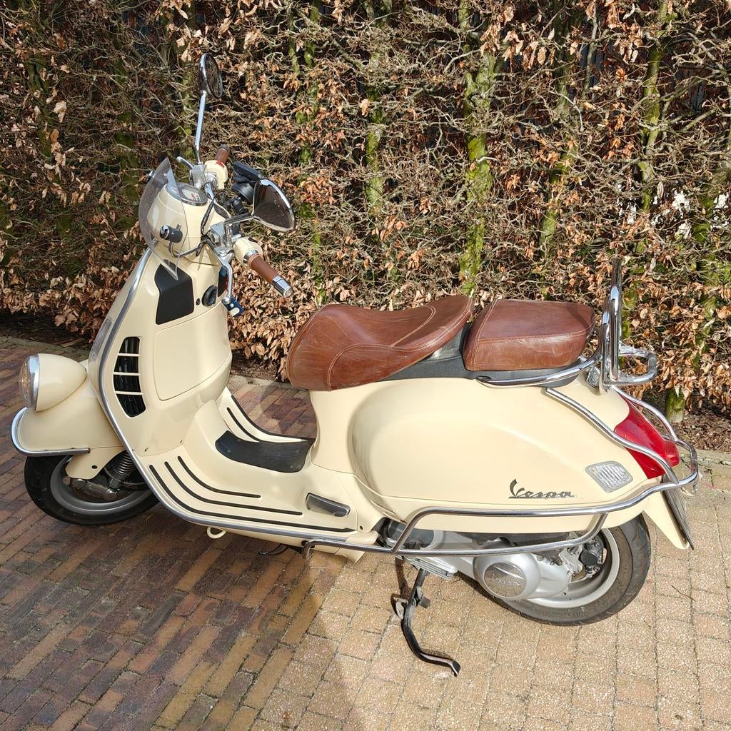 Vespa GTV250 met GPS, tas, jas, 3 helmen en volle tank, Fietsen en Brommers, Ophalen