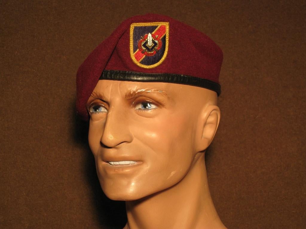 18TH PERSONNEL GROUP AIRBORNE BARET US ARMY PARA, Verzamelen, Verzenden, Landmacht, Helm of Baret