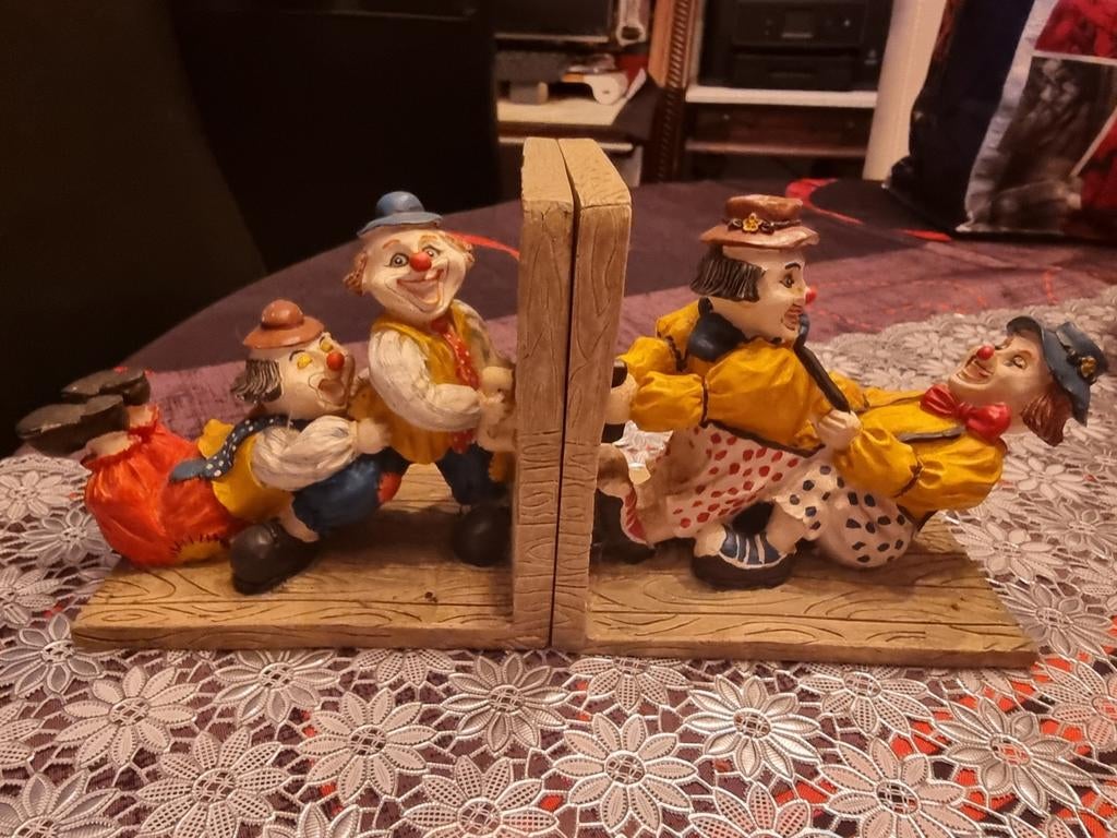 Les livres anciens soutiennent les clowns, Enlèvement