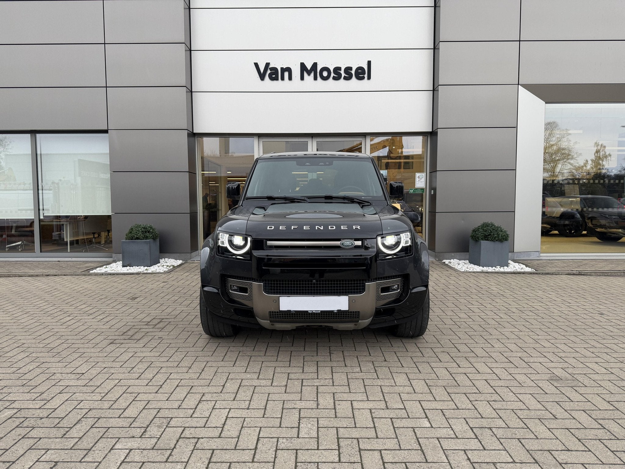 Land Rover Defender P400 XS Edition (automatique), Autos, Land Rover, Cuir, Argent ou Gris, Achat, Entreprise