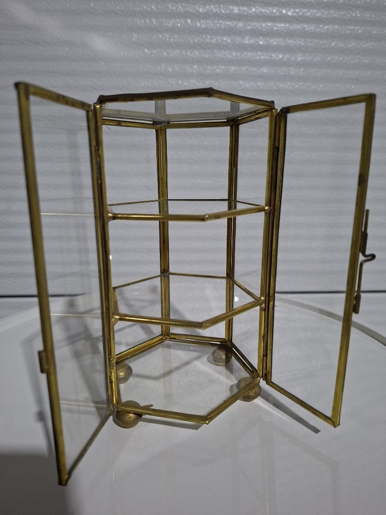 Petite vitrine hexagonale, 2 portes, laiton/verre, Enlèvement ou Envoi