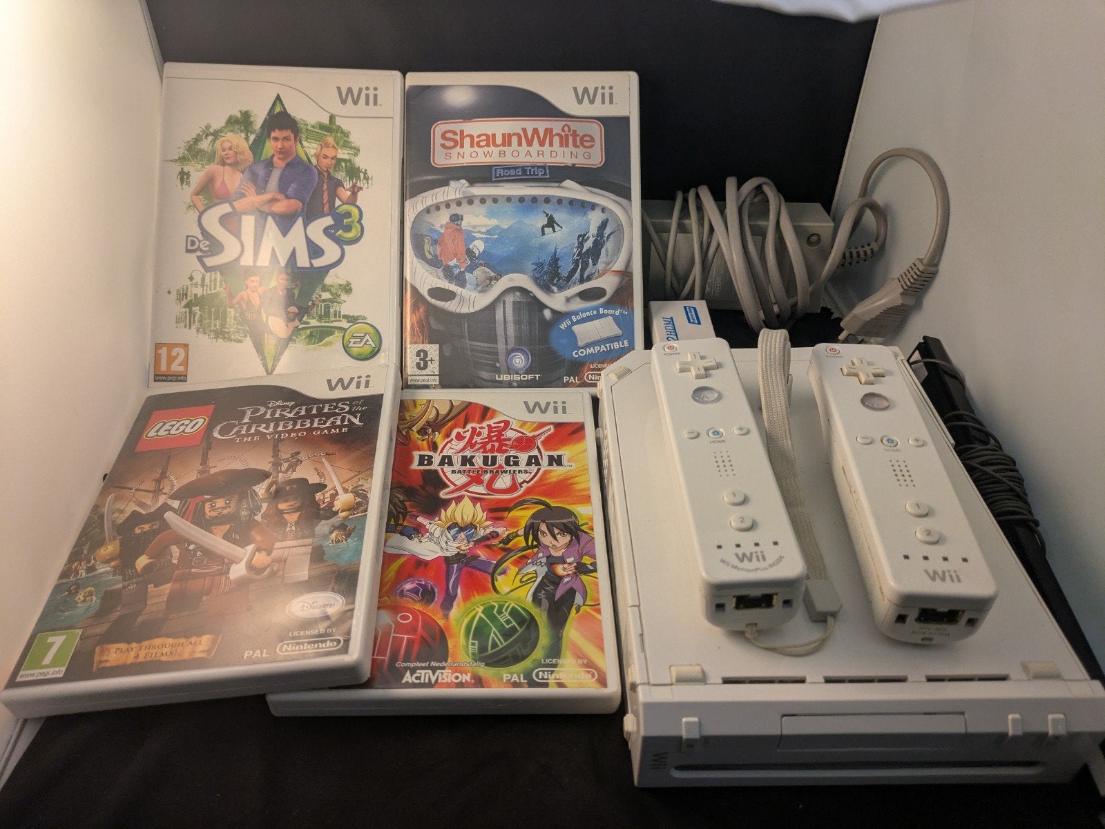 Nintendo Wii, 4 Games, 2 Controllers, Wii 2 Hdmi, Games en Spelcomputers, Ophalen of Verzenden
