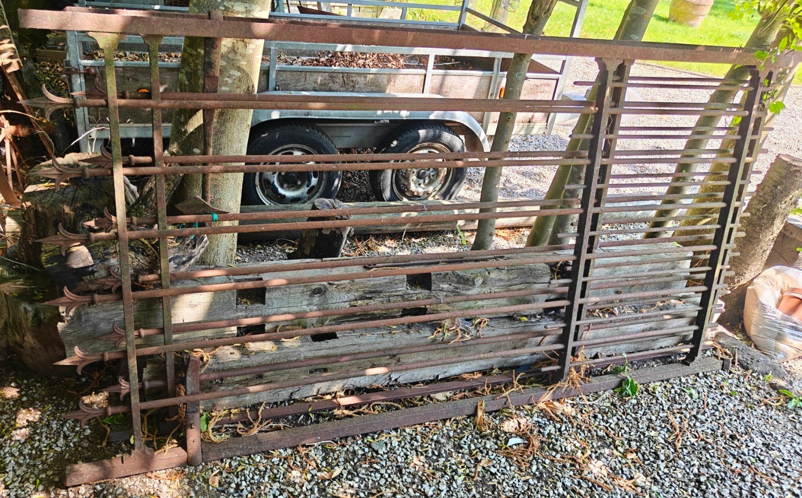 Antieke smeedijzeren poort. 2 delen., Tuin en Terras, Ophalen