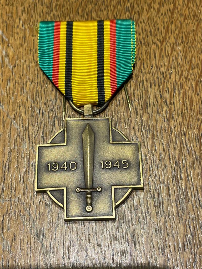 Médaille de combattant militaire belge 1940-1945, Envoi, Emblème ou Badge