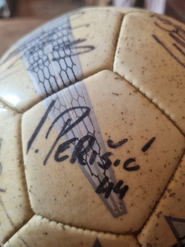 Gehandtekende voetbal Club Brugge.2010., Sport en Fitness, Voetbal, Ophalen, Zo goed als nieuw, Bal