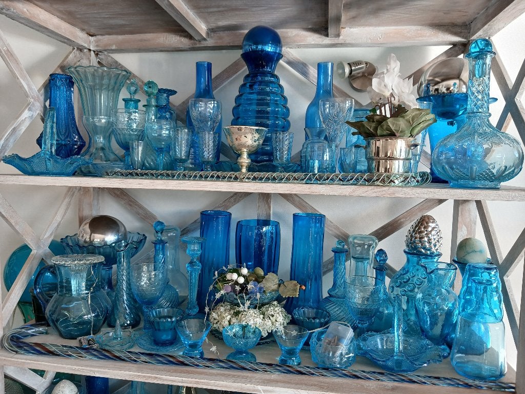 IMPORTANT LOT D' OBJETS  ANCIENS EN VERRE BLEU, Enlèvement ou Envoi