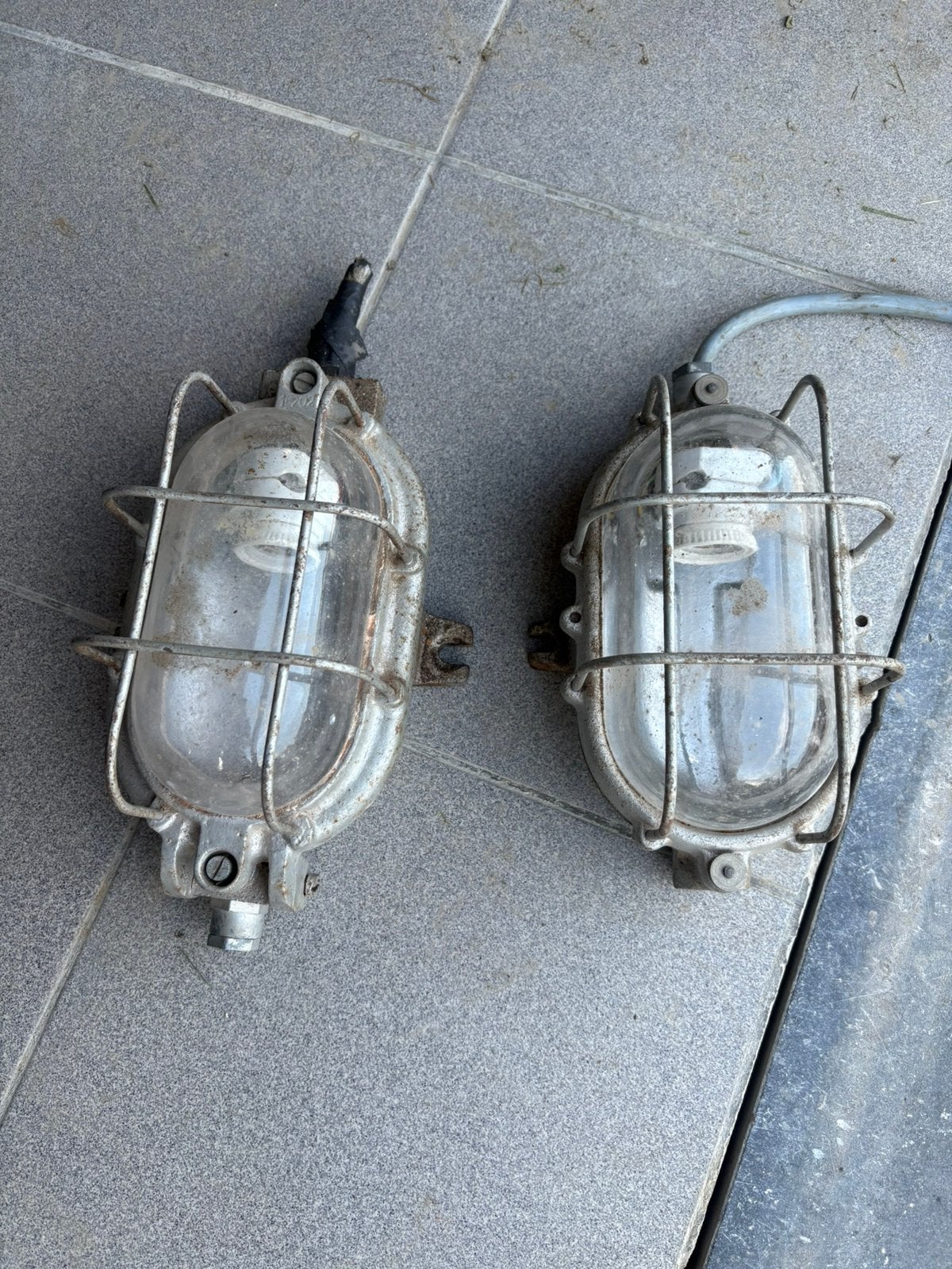 2oude zwate metalen muurlampen, Tuin en Terras, Ophalen, Gebruikt