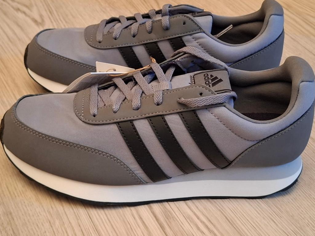 Adidas baskets (Pointure: 41 1/3) Article neuf/ Valeur: €60, Enlèvement, Neuf, Adidas, Baskets