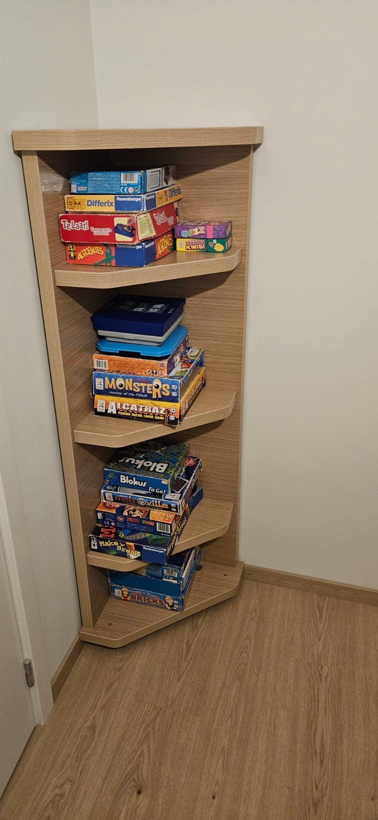 stevige hoek boeken/spelletkeskast in nieuwstaat, Ophalen, Zo goed als nieuw