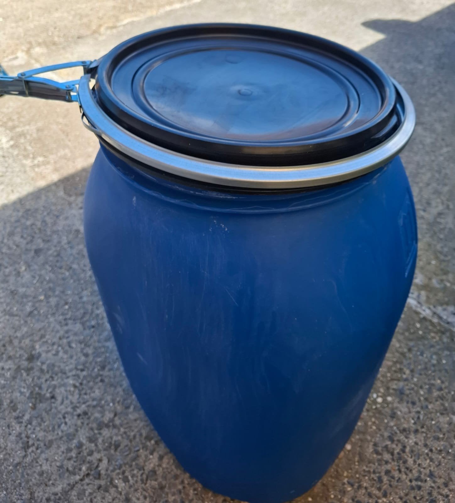 Pvc tonnen van 160 liter en 30 liter met klemring, Enlèvement