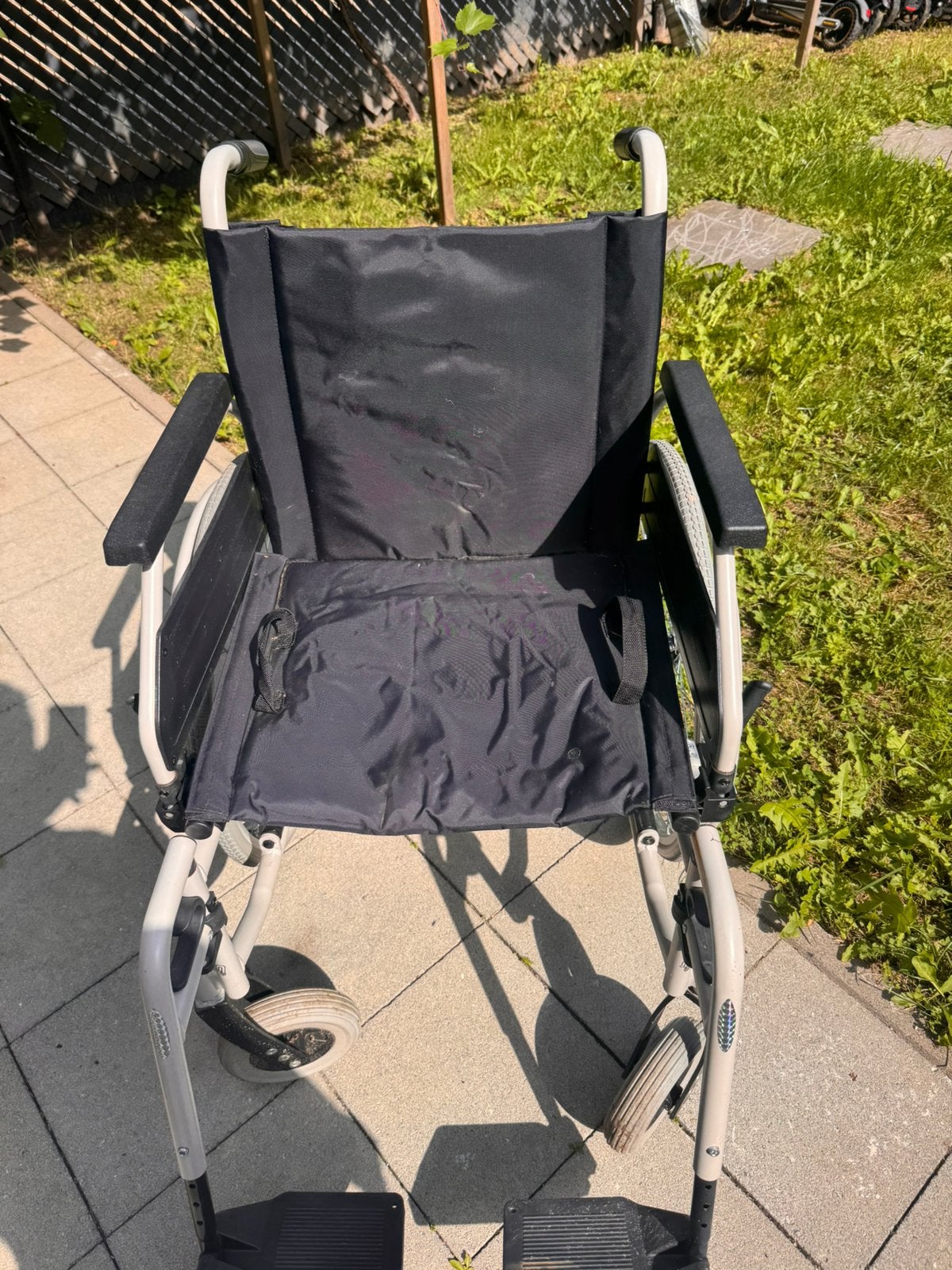 Fauteuil roulant pliable en bon état, Enlèvement, Pliant, Comme neuf, Fauteuil roulant manuel