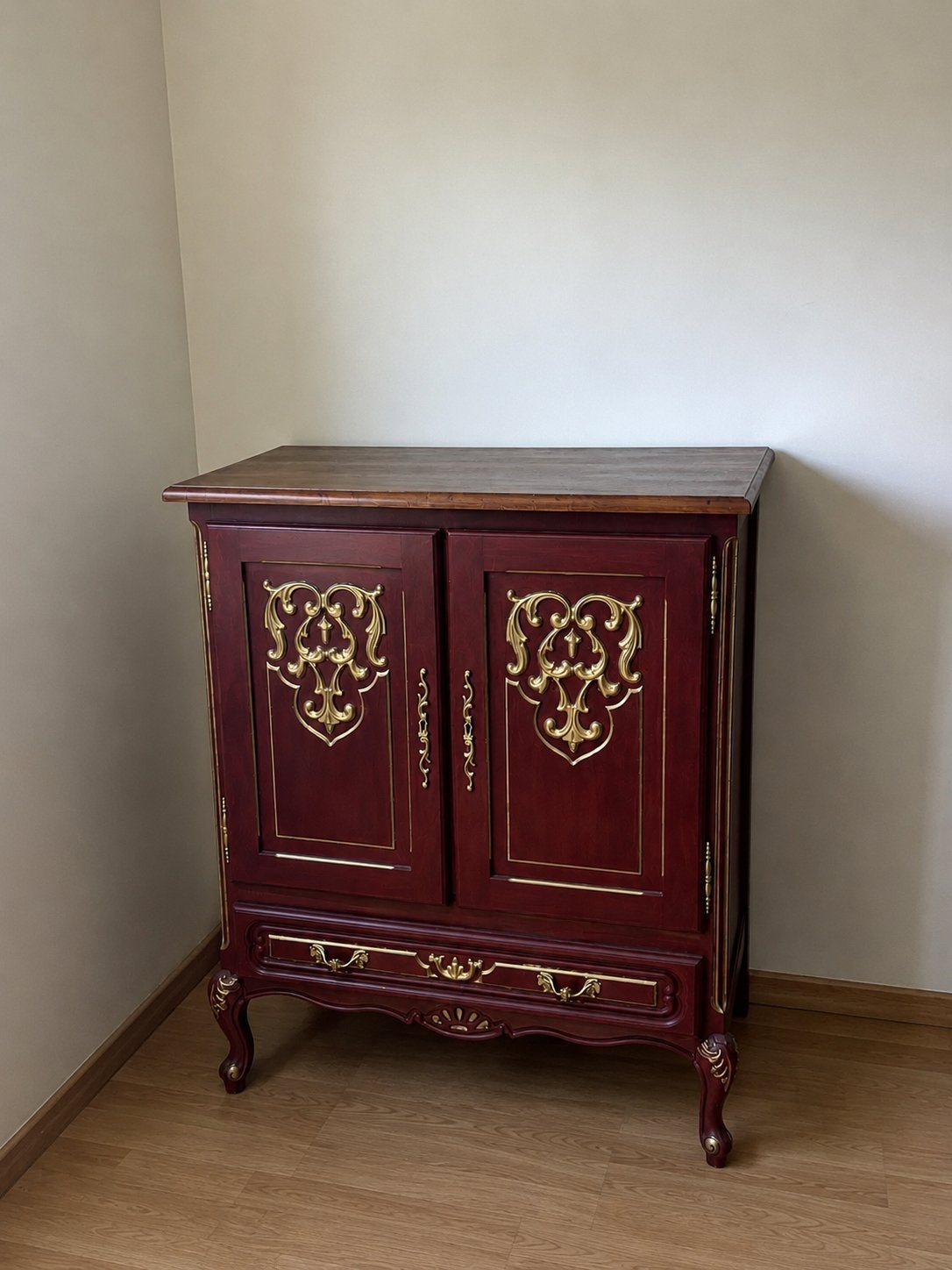 Meuble baroque en bois rouge/bordeaux avec dorures, Enlèvement