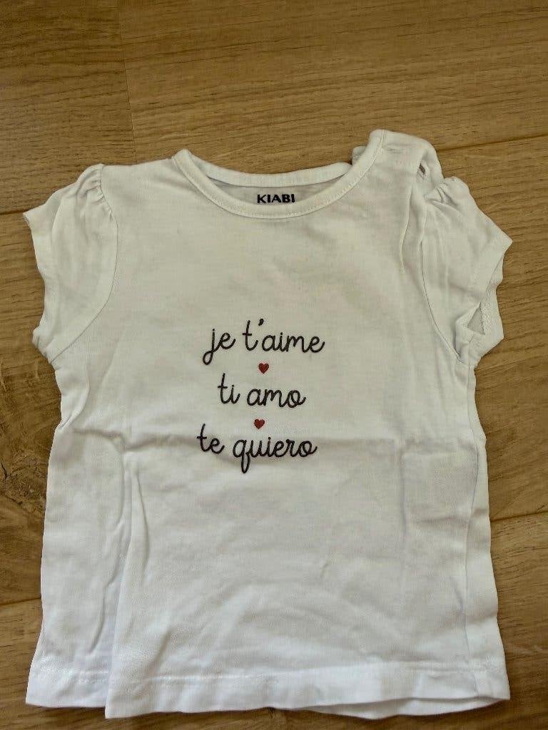 T-shirt Kiabi blanc avec inscription, Enfants & Bébés, Garçon ou Fille, Enlèvement ou Envoi, Chemisette ou Manches longues, Neuf