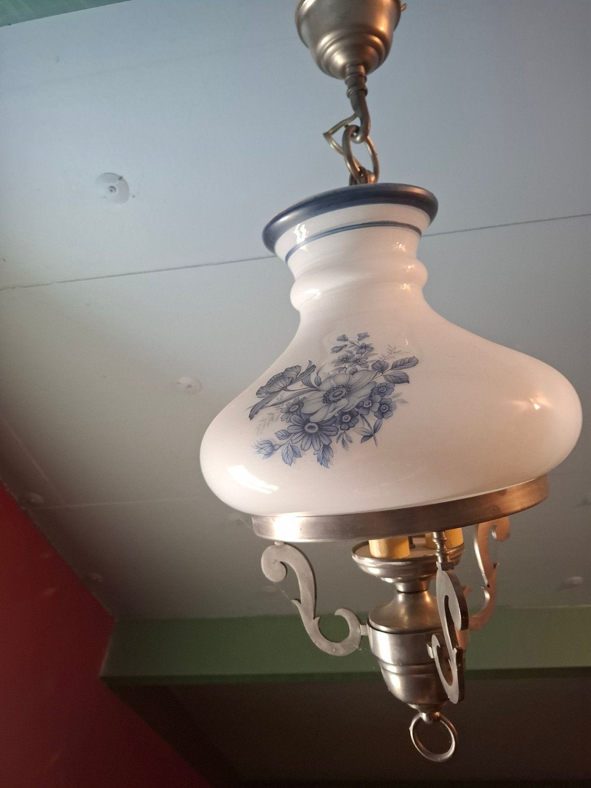 Tinnen luster met porseleinen kap en 3 lampen, Ophalen