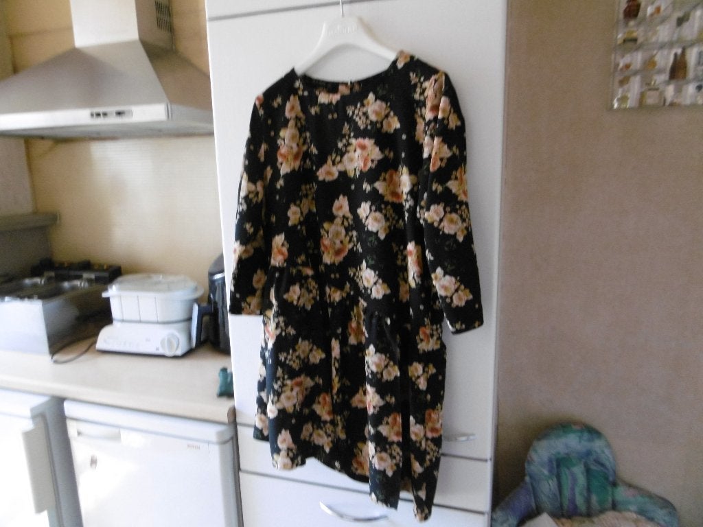 kledij dames kleed "zara basic" L zwart gebloemd, Kleding | Dames, Zwart, Maat 42/44 (L), Ophalen of Verzenden, Zo goed als nieuw