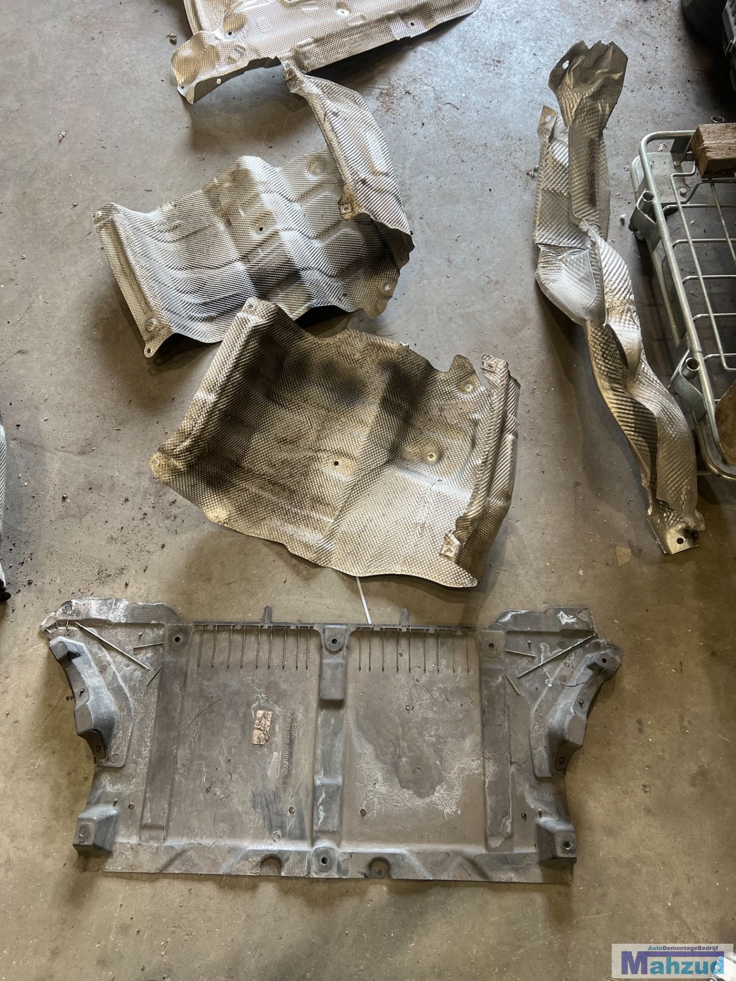 Protection thermique sous caisse pour chappement de Mercedes, Mercedes-Benz AG, Mercedes-Benz, Utilisé, Mercedesstrasse 120
70372  Stuttgart, DE