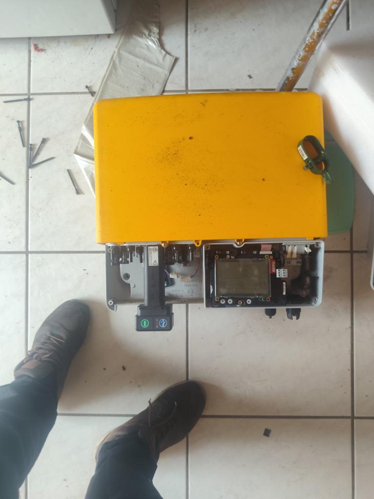 2 omvormers zonnepanelen te koop, Ophalen