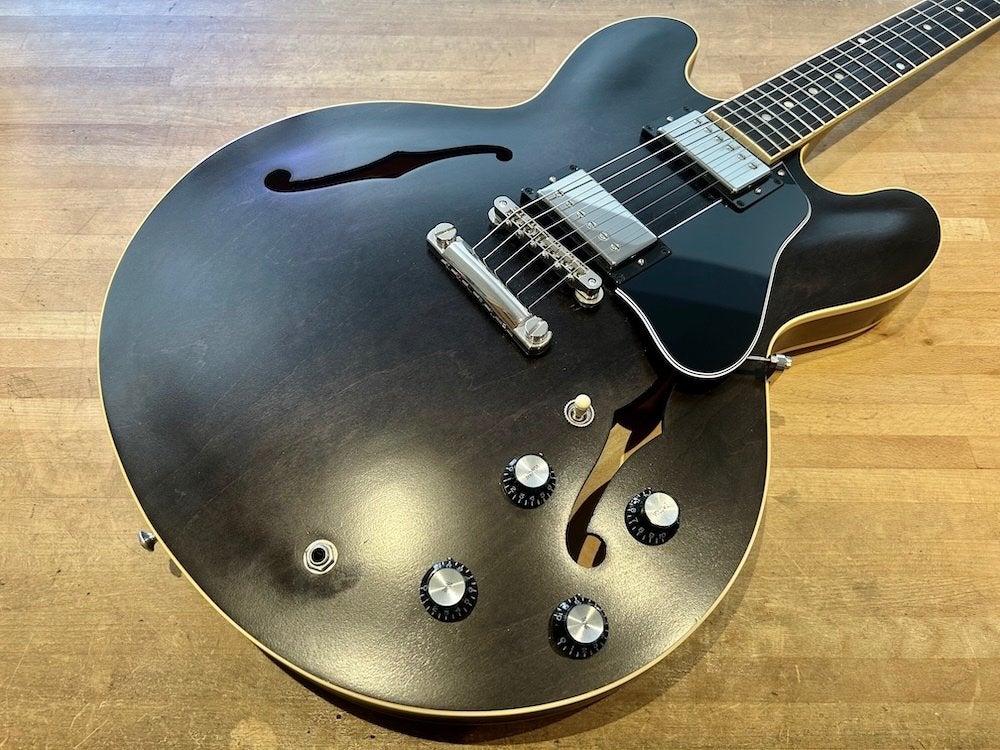 Gibson 2019 ES-335 Satin Trans Black + Cas, Musique & Instruments, Semi-solid body, Enlèvement ou Envoi, Burg. Philipslaan 108 / 110, 3680 Maaseik