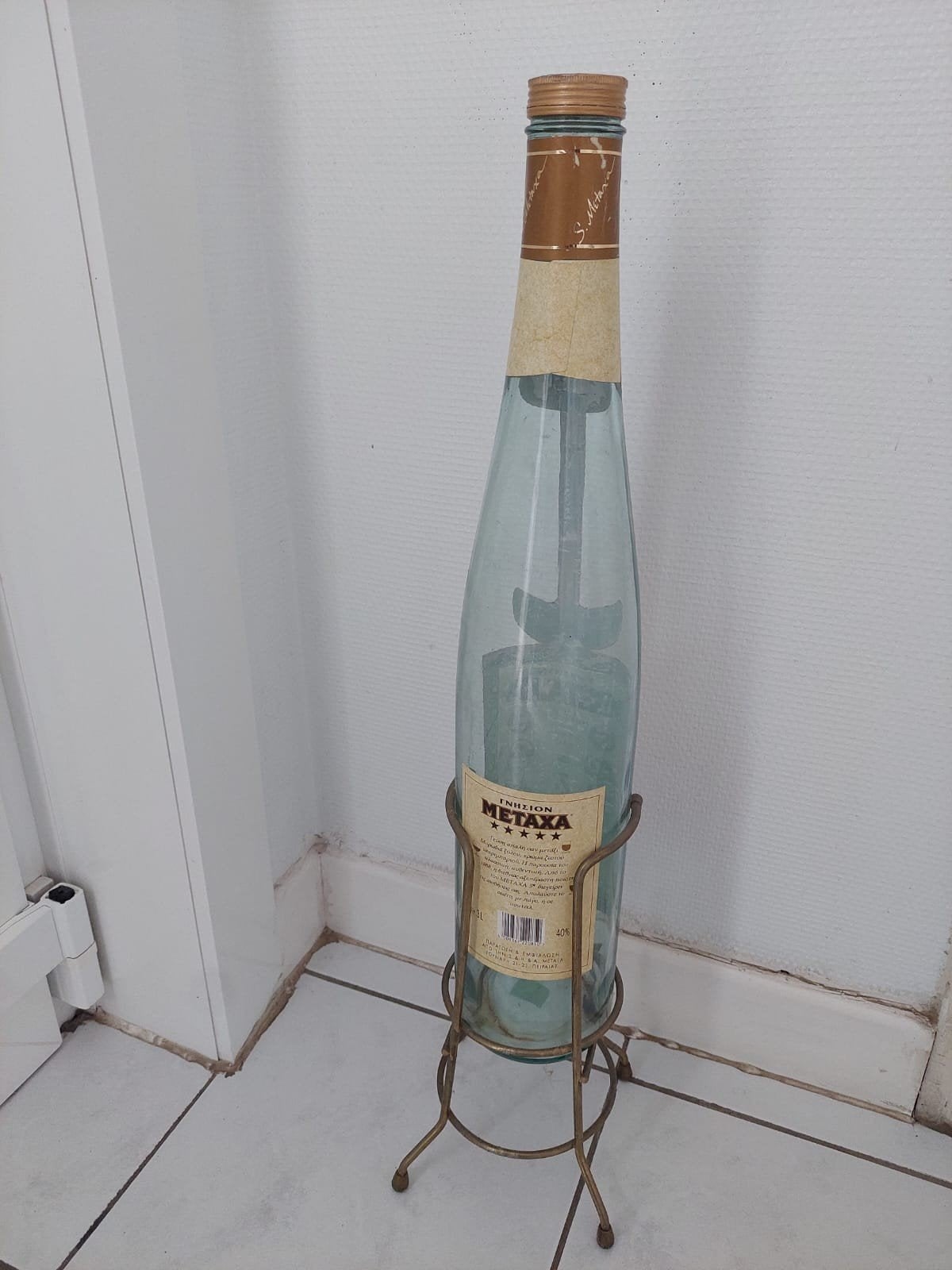 Glazen fles op houder., Enlèvement