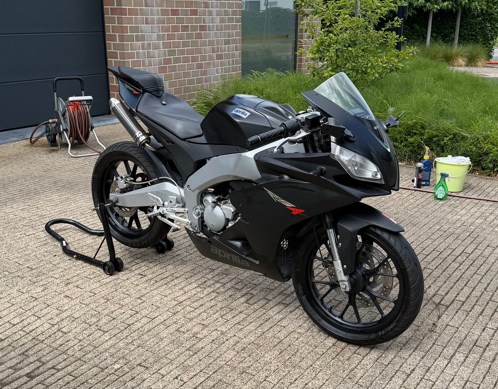 Aprillia RS 4 50cc B klasse brommer met custom uitlaat, Fietsen en Brommers, 6 versnellingen, Gebruikt, Ophalen of Verzenden, Klasse B (45 km/u)