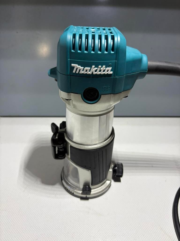 Makita kantenfrees RT0702C 710W, Doe-het-zelf en Bouw, Ophalen of Verzenden, Nieuw, Elektrisch, Kantenfrees