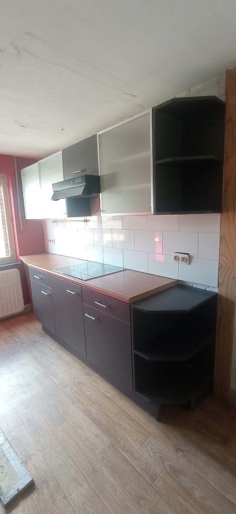 Keuken uitgerust met hoge ontbijttafel, Huis en Inrichting, Ophalen, Gebruikt, Zwart, Enkelwandige keuken