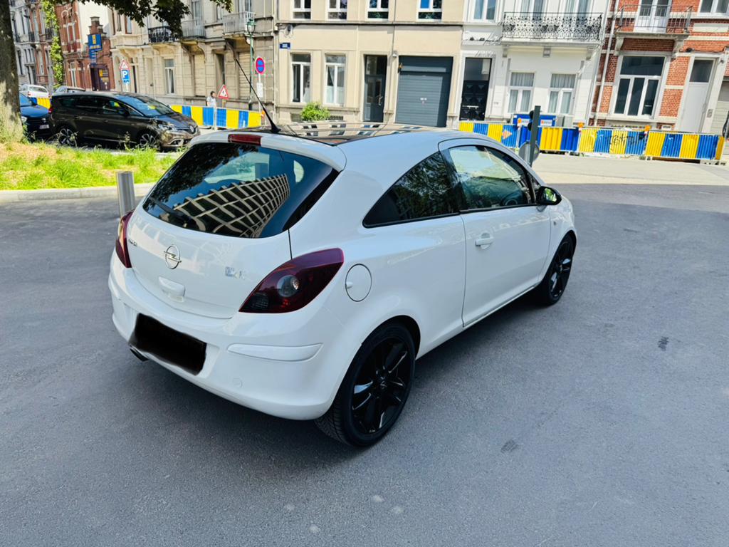 Opel Corsa 1.2 essence. Année : 2009 Roule super bien, Auto's, Opel, Wit, Leder, Handgeschakeld, Particulier