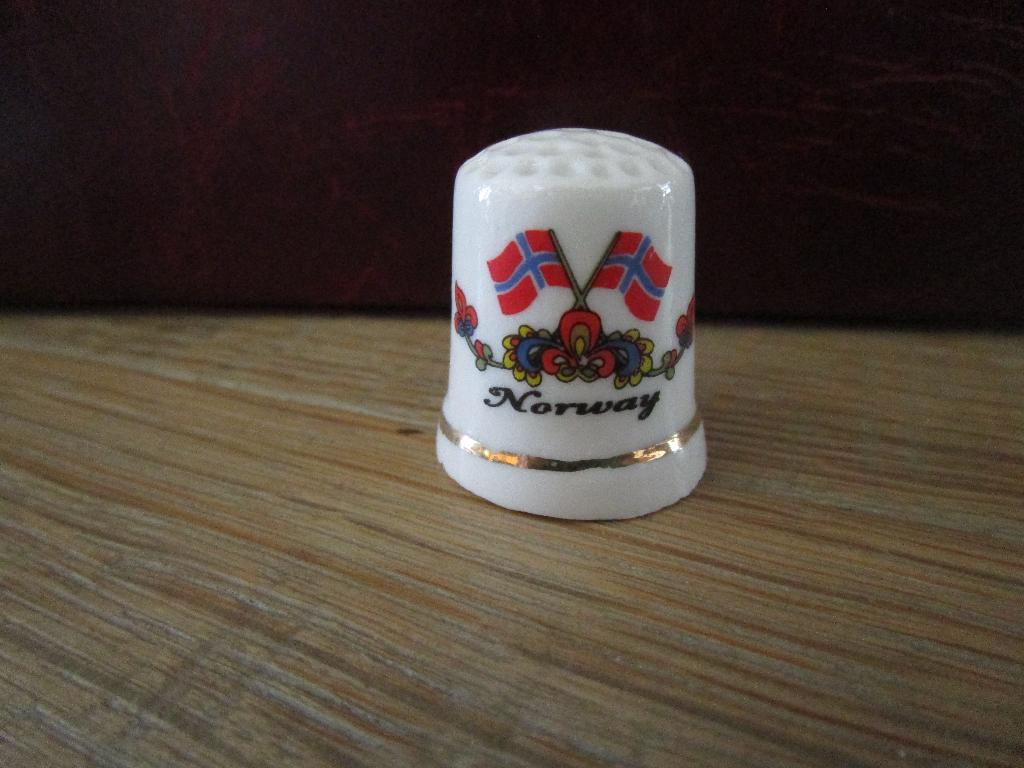 2 vingerhoedjes Noorwegen, Verzamelen, Vingerhoedjes, Ophalen of Verzenden, Nieuw, Porselein