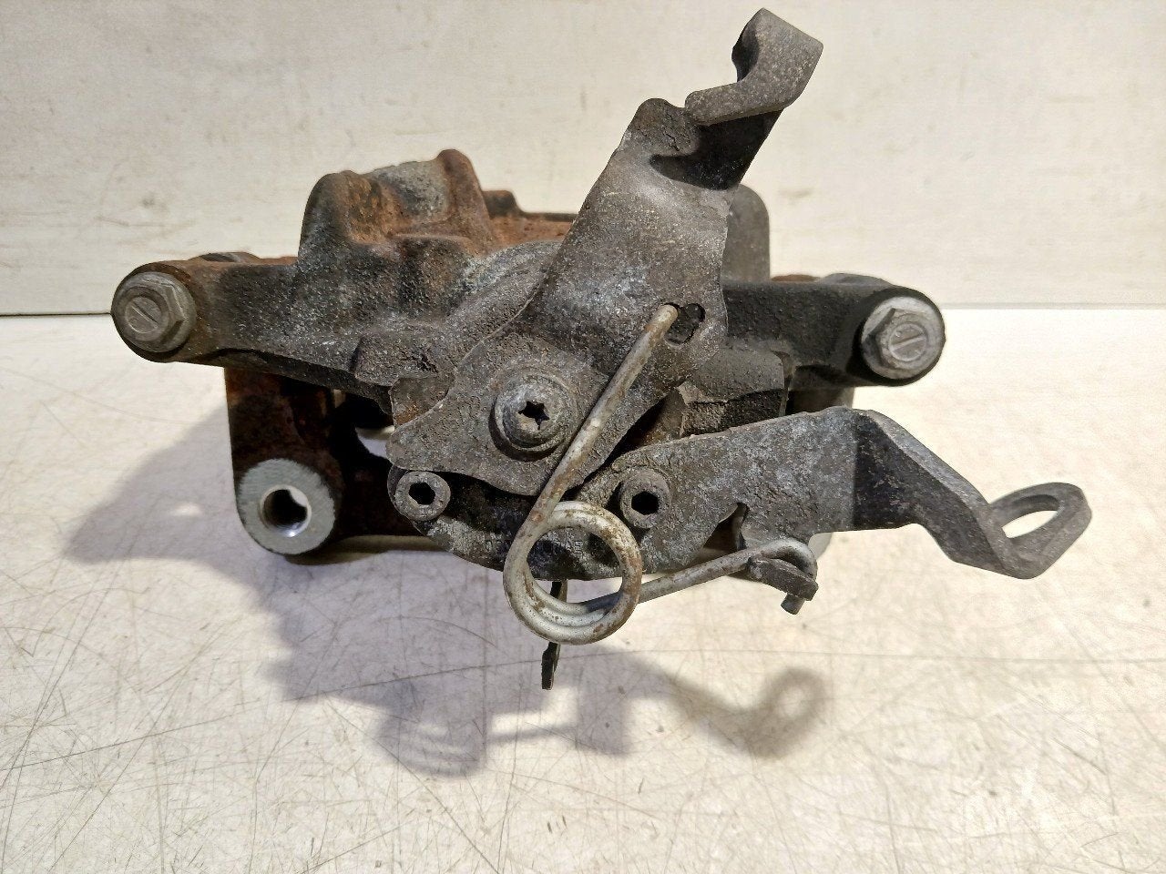 Remklauw links achter Volkswagen Crafter, Onderdelen@venauto.nl, Van der Ven Autorecycling B.V., Gebruikt, Ettenseweg 76, 4706 PB Roosendaal, The Netherlands