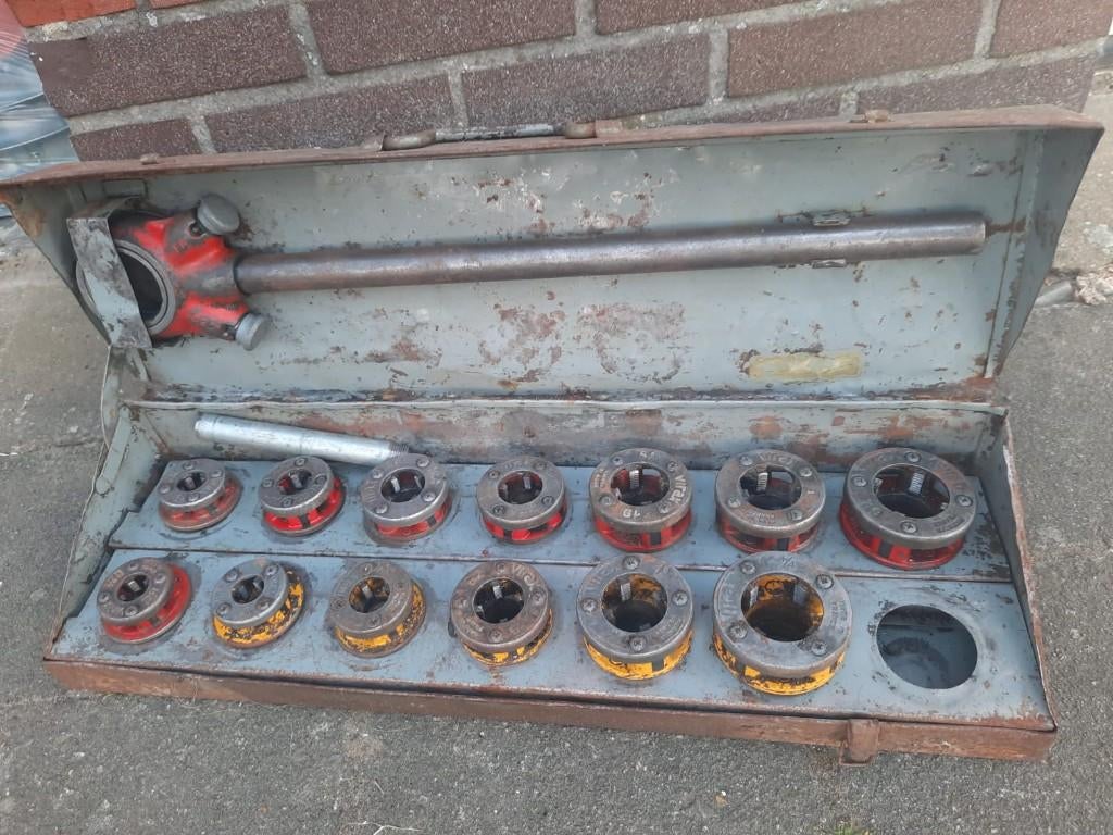 Tappen draadsnij-ijzer met snelwisselsnijkoppen in koffer., Enlèvement, Utilisé