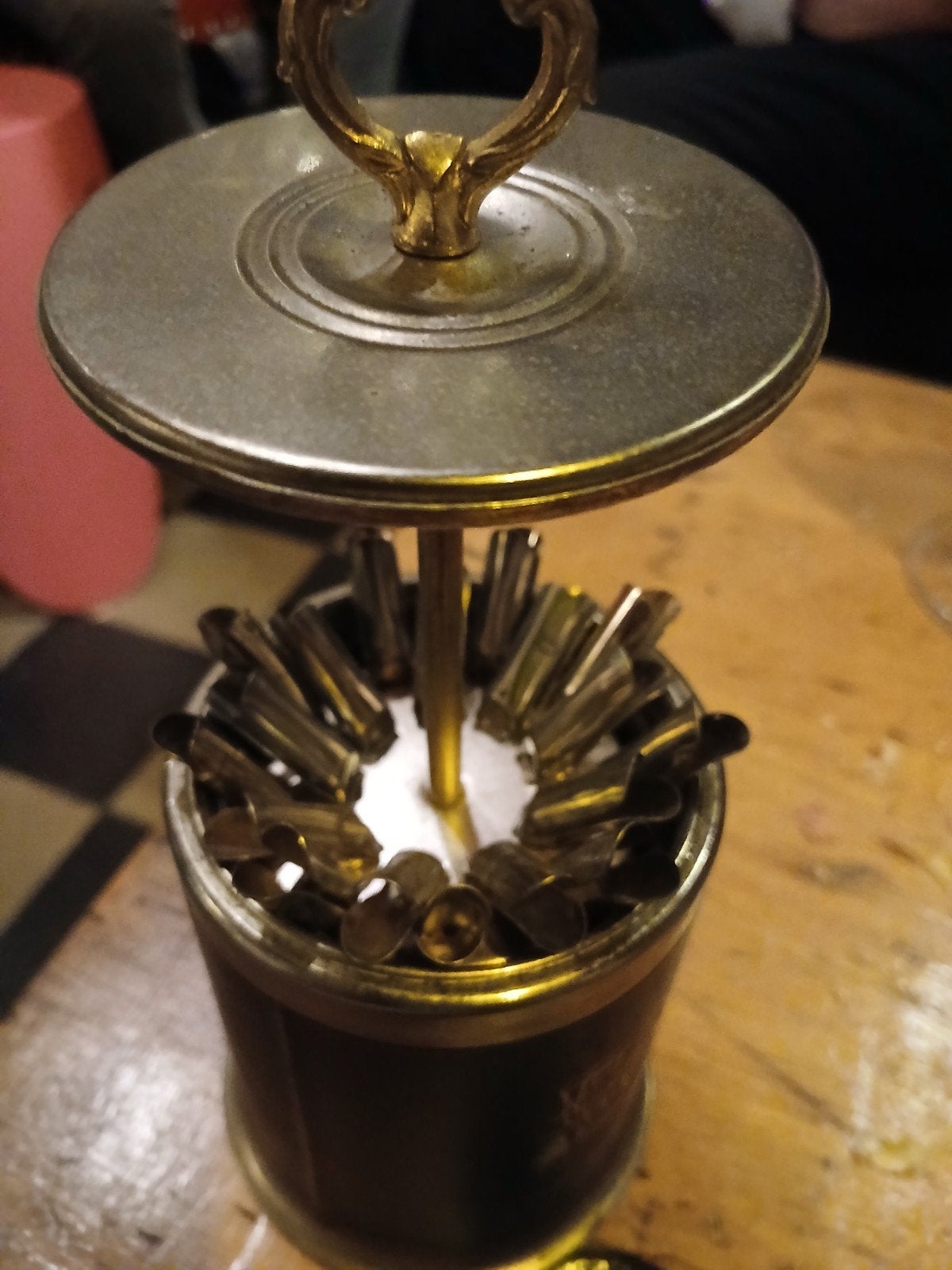 voor sigaretten  op tafel zetten, Collections, Enlèvement