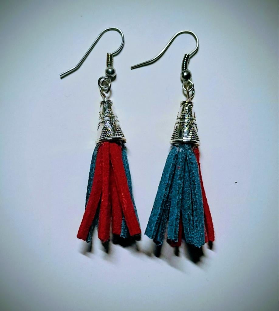 Handgemaakte oorhangers met zilveren kapje rode/blauwe suede, Handtassen en Accessoires, Oorbellen, Ophalen, Overige materialen