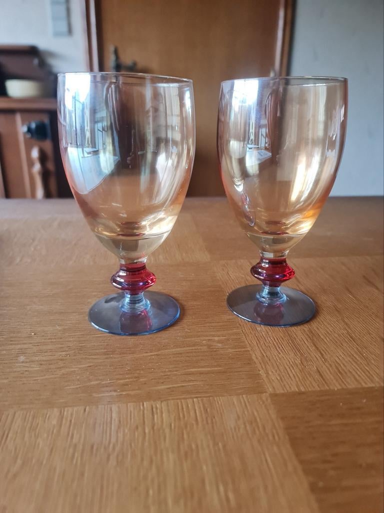 2 vintage  glazen op voet / wijnglazen, Verzamelen, Glas en Drinkglazen, Ophalen of Verzenden, Zo goed als nieuw