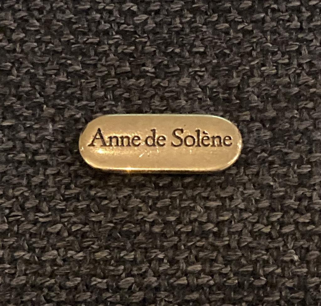 PIN - ANNE DE SOLENE - LINGE, Envoi, Utilisé, Marque, Insigne ou Pin's