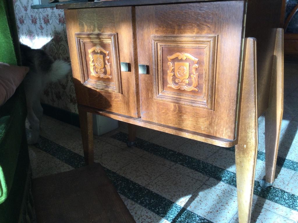 Ancienne table TV, Maison & Meubles, 25 à 50 cm, Moins de 100 cm, Enlèvement, Utilisé
