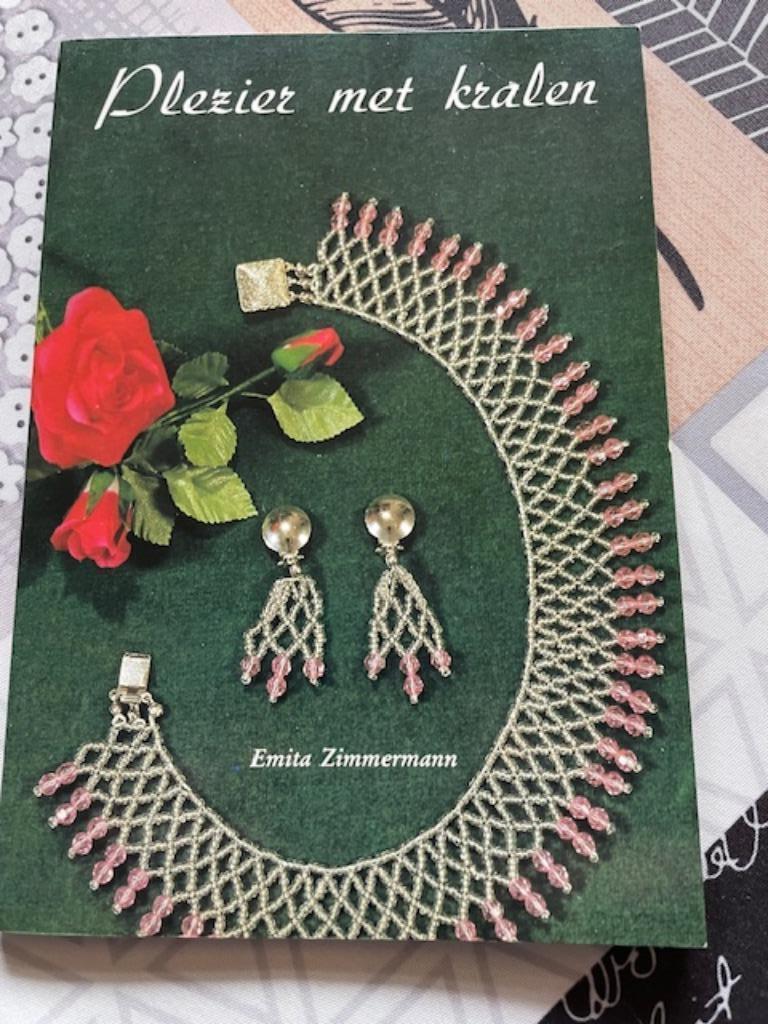 KRALENBOEK EN SIERADEN, Bijoux, Sacs & Beauté, Enlèvement ou Envoi, Autres matériaux, Autres types