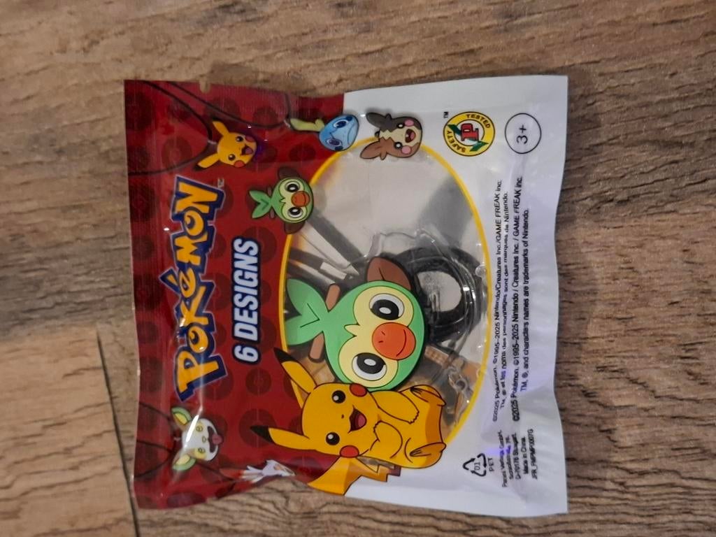 Pendentif Pokémon, Hobby & Loisirs créatifs, Jeux de cartes à collectionner | Pokémon, Envoi, Comme neuf