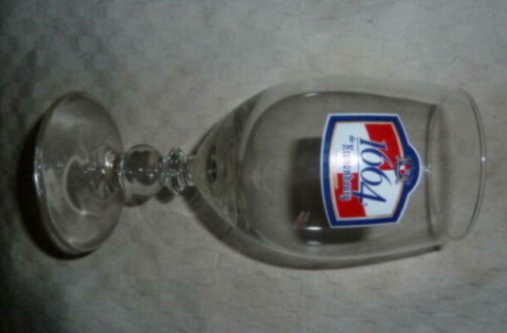 #G bier glas 1664 DE KRONENBOURG International 'glas op voet, Verzamelen, Glas en Drinkglazen, Ophalen of Verzenden, Nieuw, Bierglas