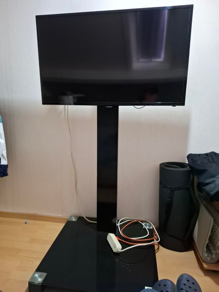 Tv op een voet., Ophalen, Zo goed als nieuw