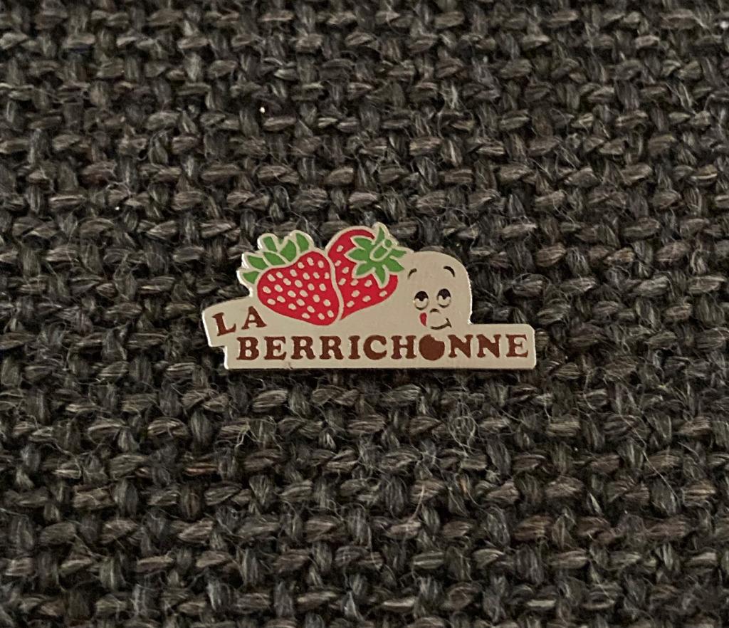 PIN - LA BERRICHONNE - FRAISE, Verzenden, Gebruikt, Overige onderwerpen, Speldje of Pin