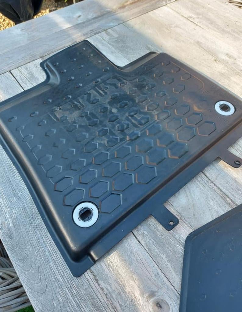 A vendre Tapis de fourgon Peugeot Partner neufs en 2 parties, Enlèvement, Neuf