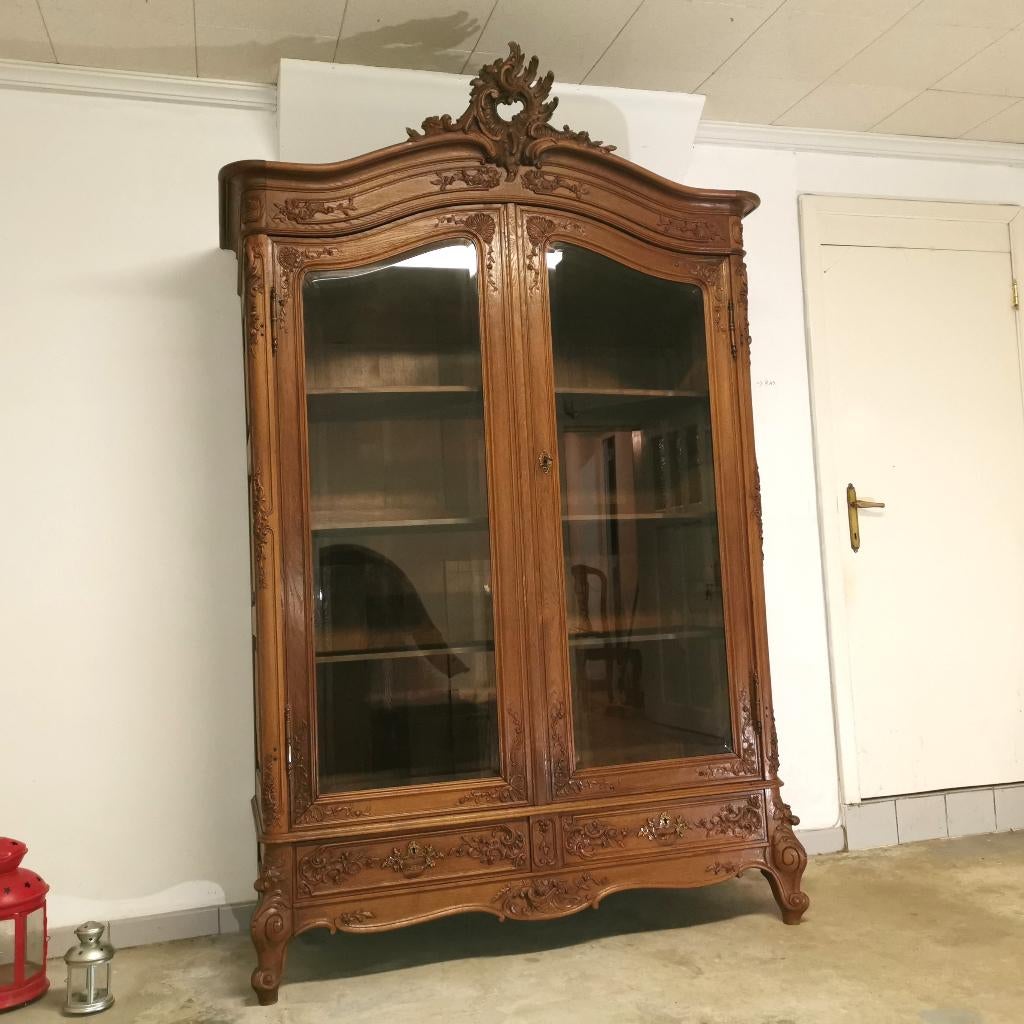 Hoge antieke Luikse vitrinekast 2-deurs in eik H 245, Antiek en Kunst, Ophalen