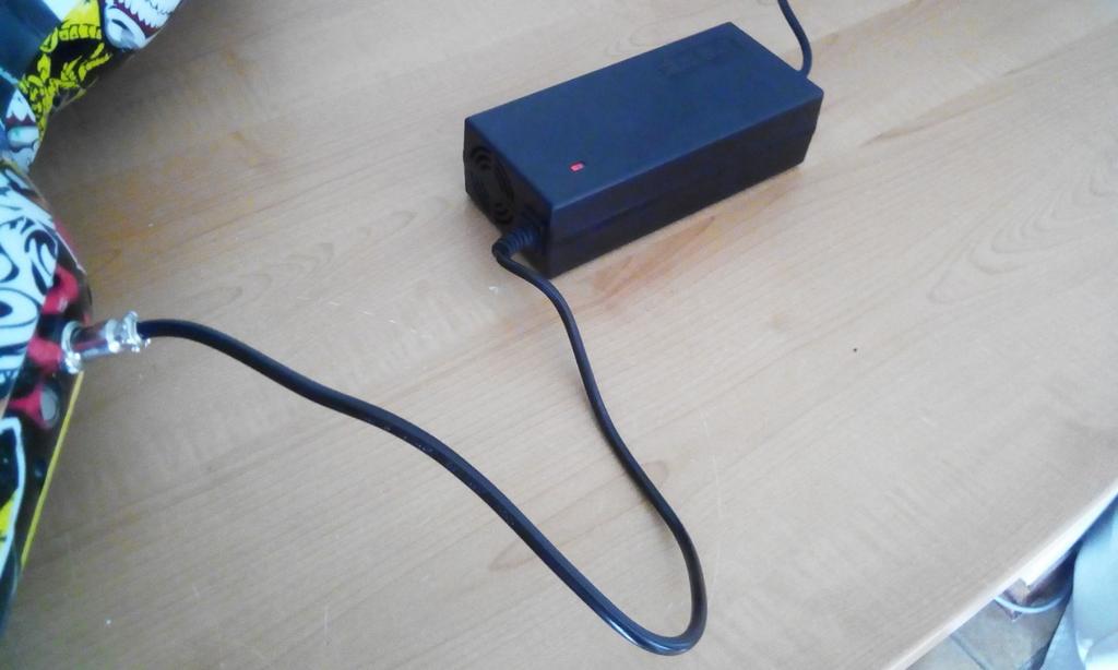 Lader voor Hoverboard  2pin of 3pin 29.4v, Ophalen, Zo goed als nieuw