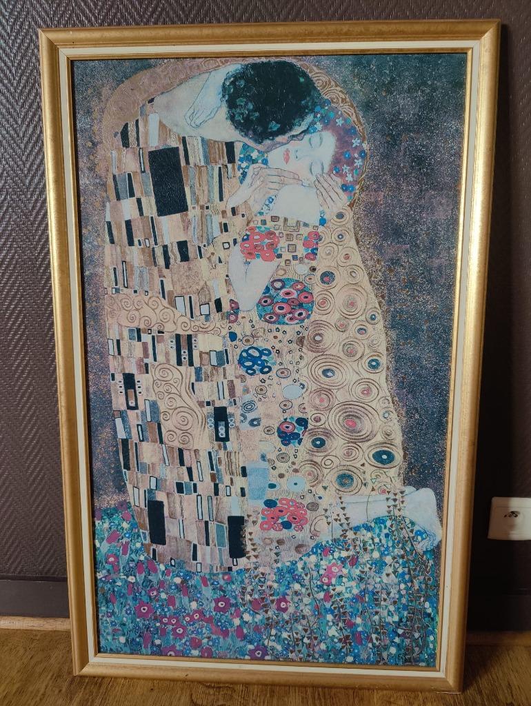 cadre doré avec une reproduction du baiser de klimt, Ophalen, Overige materialen, Zo goed als nieuw, 75 cm of meer
